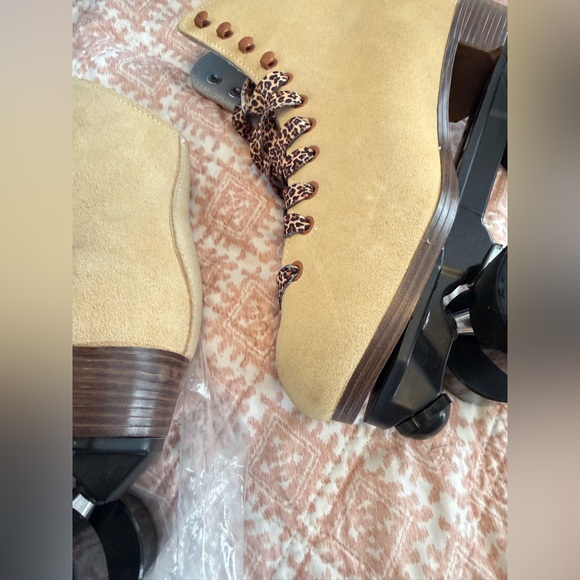 Sure-Grip Boardwalk Tan Retro Skates - Picture 9 of 12